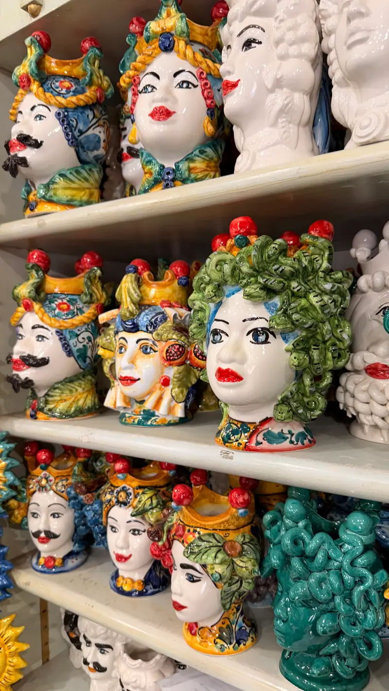 Teste di moro in ceramica di Sciacca dipinte a mano