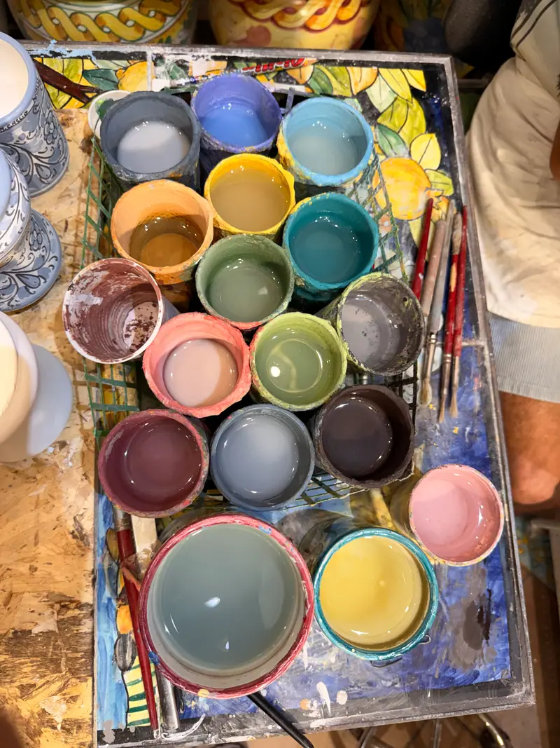 I colori e i decori preparati nella bottega Cascio