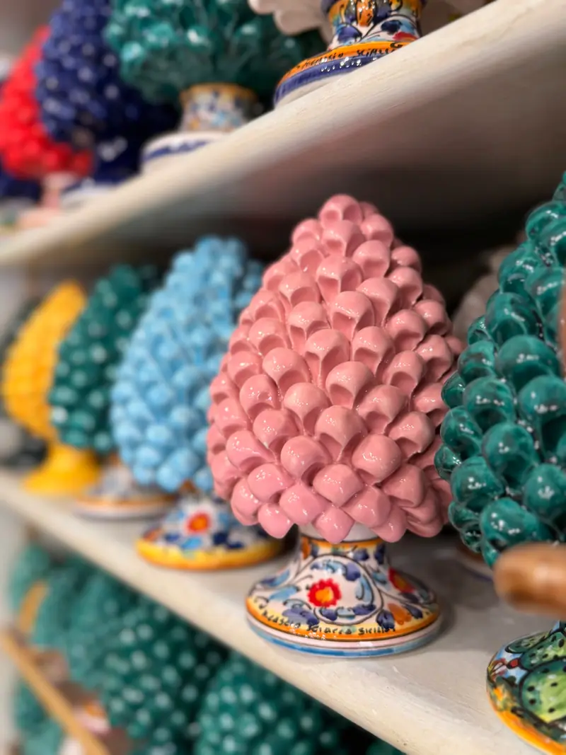Pigne e coprivaso in ceramica di Sciacca
